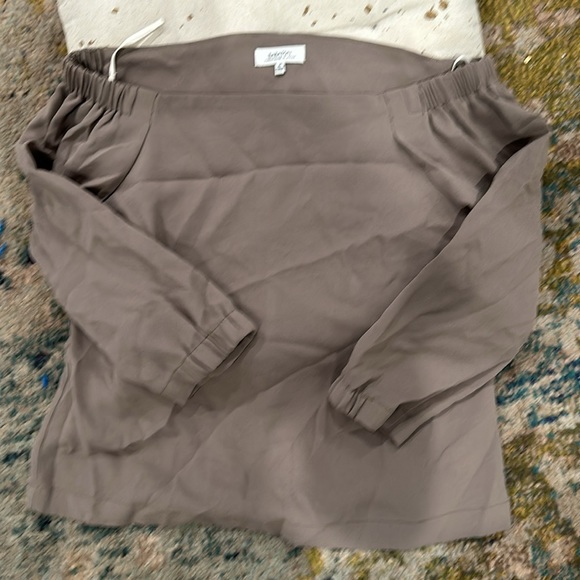 ARITZIA BABATON ✨ Off the Shoulder Chiffon Grey Business Blouse Top Size XS - Picture 2 of 5